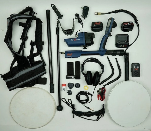 Minelab GPZ 7000 Premium Gold Metal Detector Kit