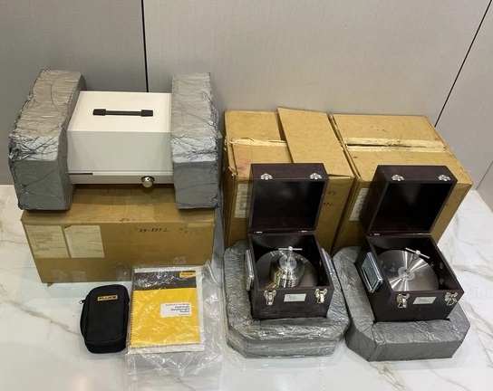 Fluke P3116-PSI Oil Deadweight Tester Kit Set